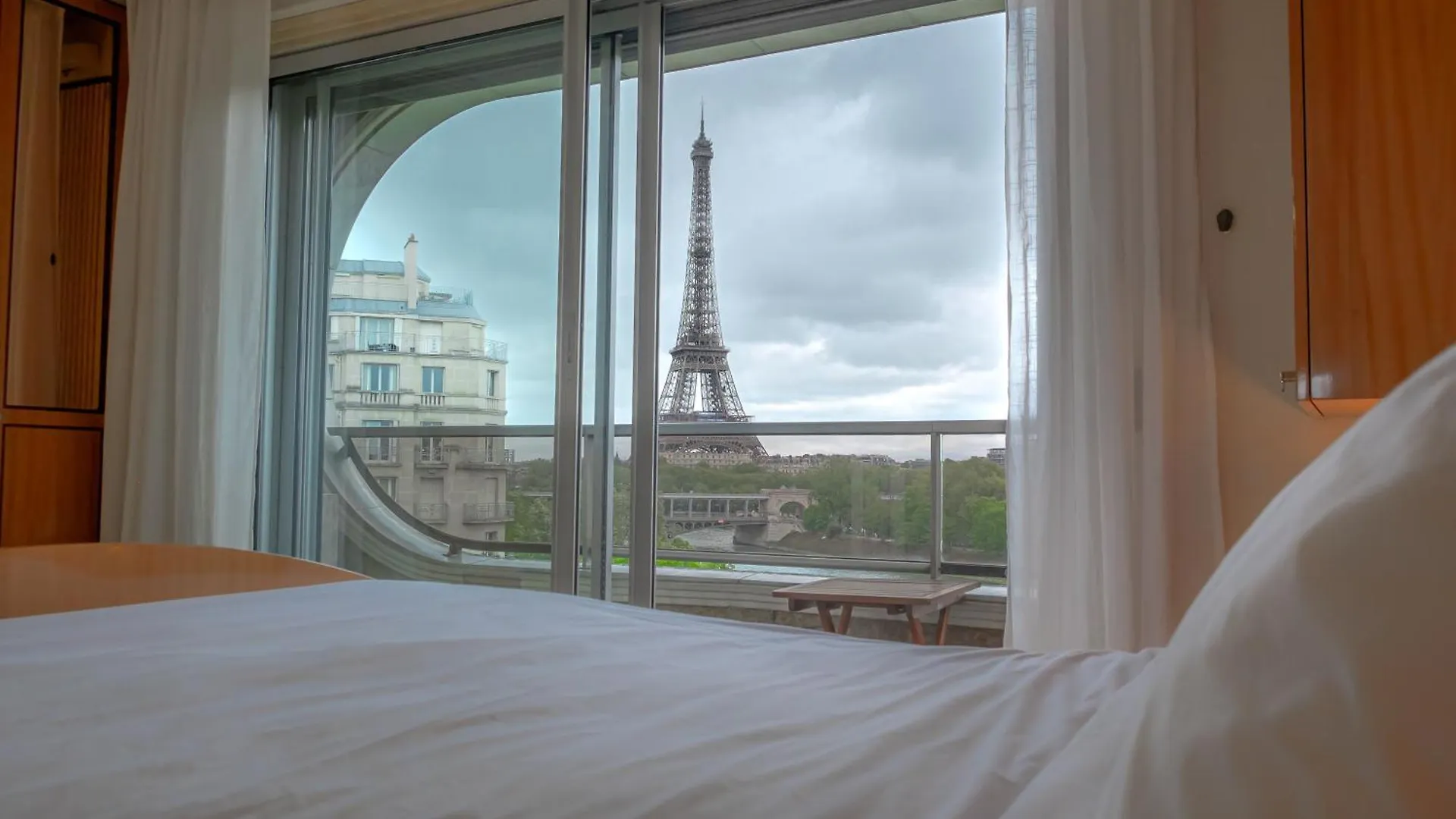Les Amoureux De La Tour Eiffel Paris
