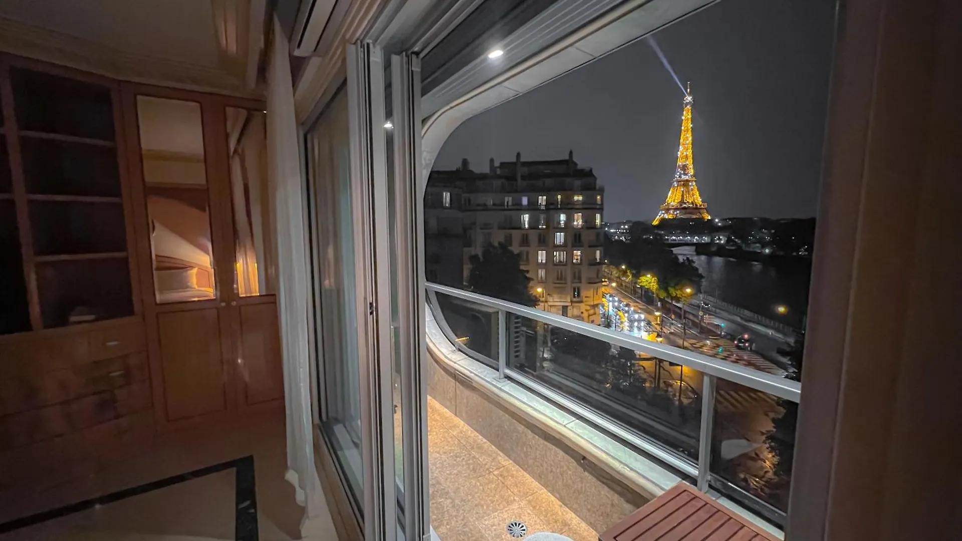 Les Amoureux De La Tour Eiffel Paris France