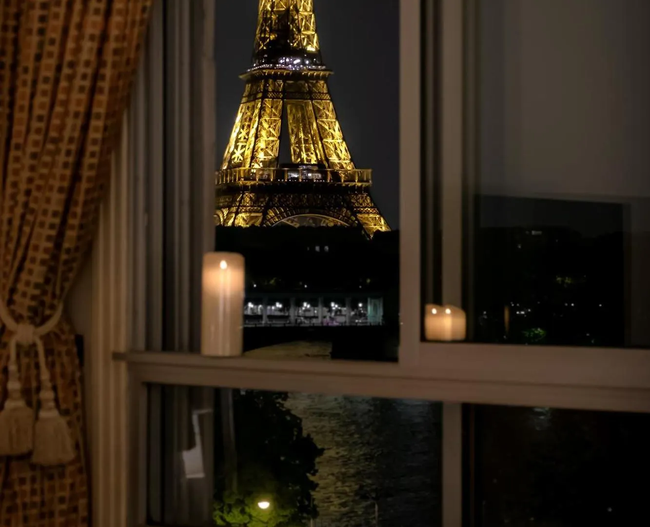 Les Amoureux De La Tour Eiffel Paris