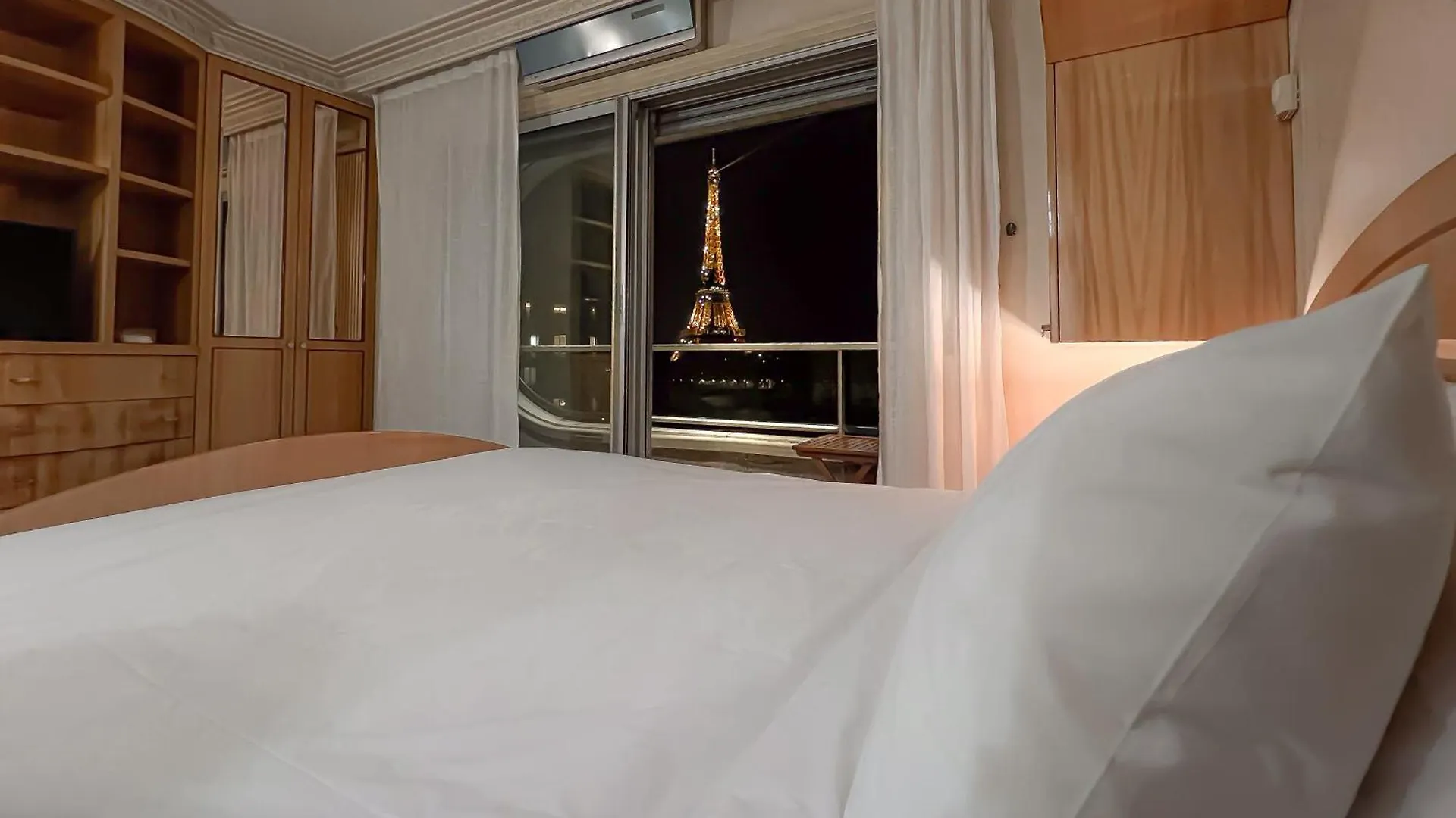 Les Amoureux De La Tour Eiffel Paris 0*,  France