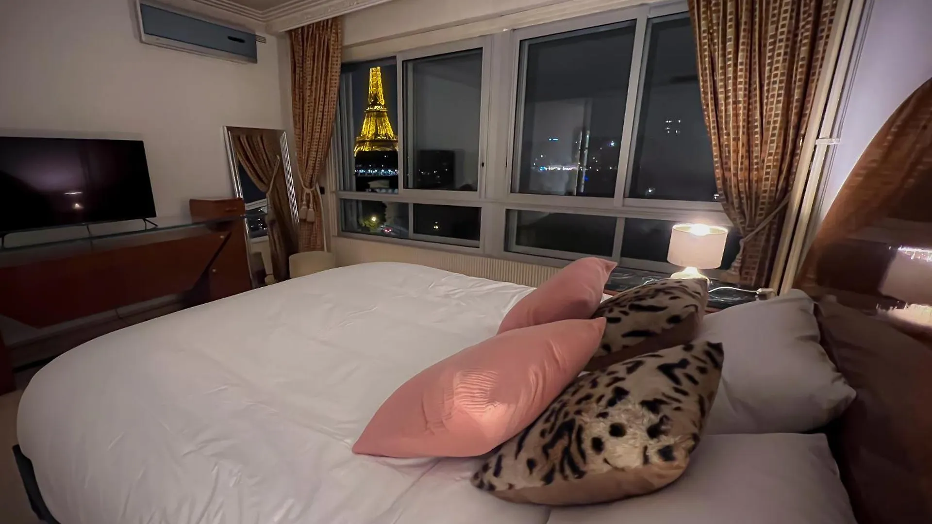 Les Amoureux De La Tour Eiffel Paris