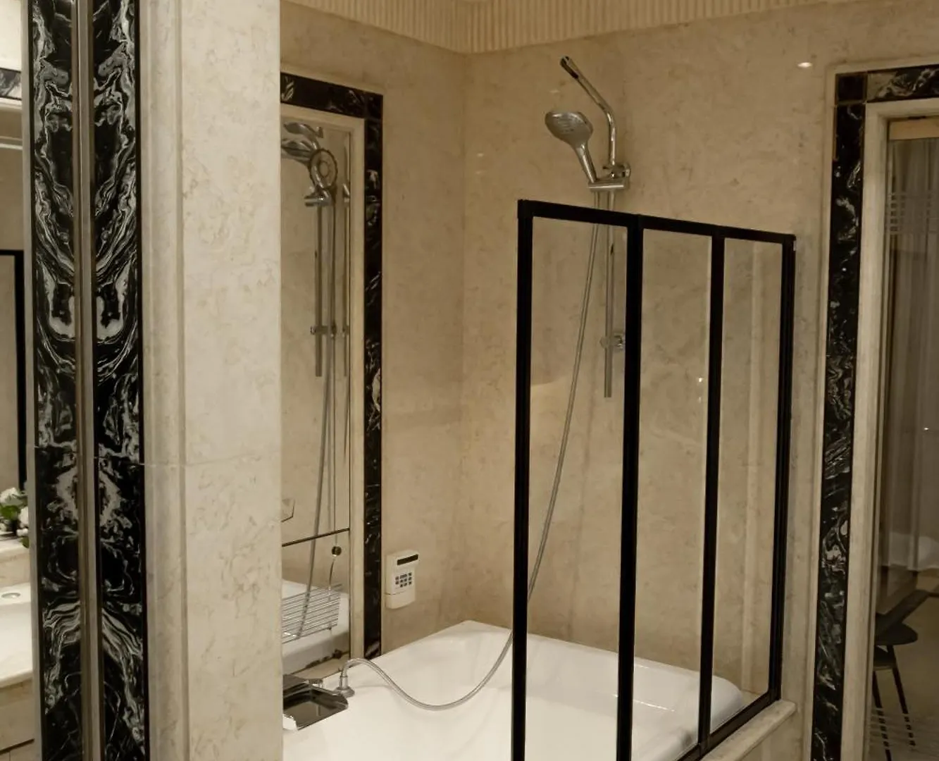 Guest house Les Amoureux De La Tour Eiffel Paris